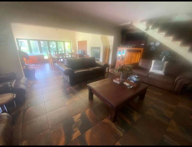 5 BEDROOM HOUSE FOR SALE IN CLUBVILLE